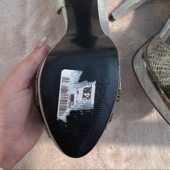 BNWT Carlos Santana Heels - Picture 5 of 7